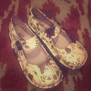 Floral Clogs .